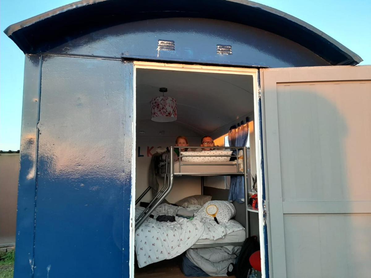 B&B Boerderij Rust, In Pipowagens! 덴헬데르 외부 사진